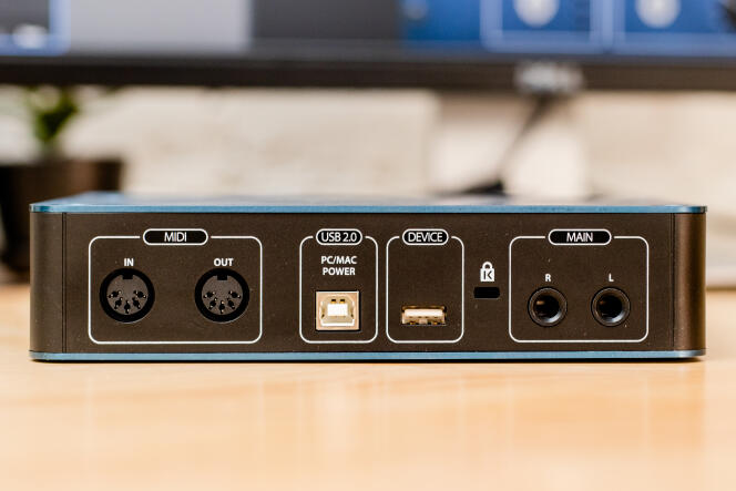 Le dos de l’AudioBox iTwo dispose d’une entrée et d’une sortie MIDI cinq broches, d’une sortie USB type B, d’un port USB et de sorties son pour brancher l’interface à un haut-parleur.