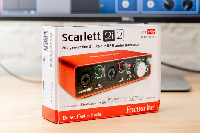 La boîte de la Scarlett 2i2 est presque aussi petite que l’interface elle-même : elle est facile à emporter dans un sac à dos ou une valise pour les sessions d’enregistrement nomades.