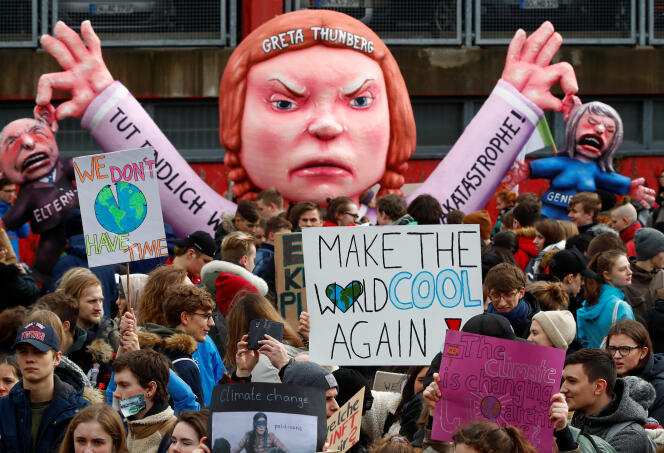 Des manifestants pour le climat autour d’un char à l’effigie de la militante suédoise Greta Thunberg,  à Düsseldorf (Allemagne), le 15 mars.
