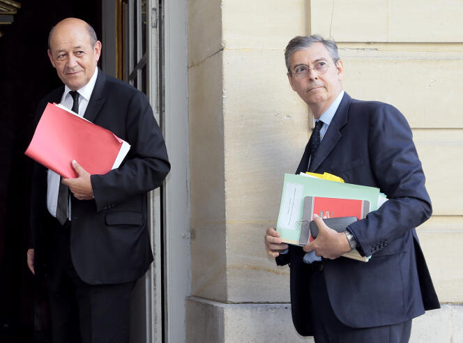 Jean-Yves Le Drian, alors ministre de la défense, et son conseiller, Jean-Claude Mallet (à droite), arrive à Matignon, le 2 septembre 2013.