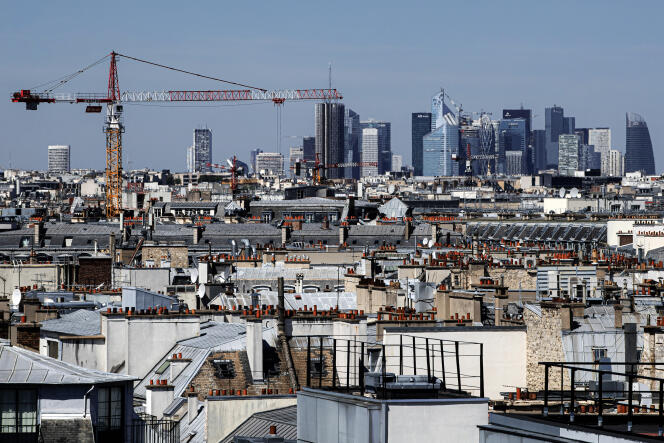 Vue des toits de Paris, le 15 mai.