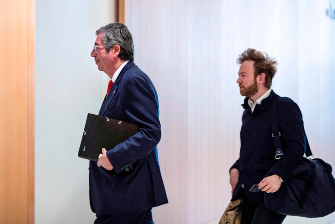 Patrick Balkany et son avocat, Me Antoine Vey, le 23 mai 2019 au tribunal de Paris.
