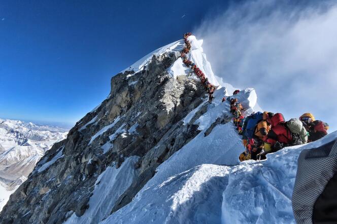 Photo de Nirmal Purja montrant l’embouteillage de grimpeurs pour accéder au sommet de l’Everest, le 22 mai.