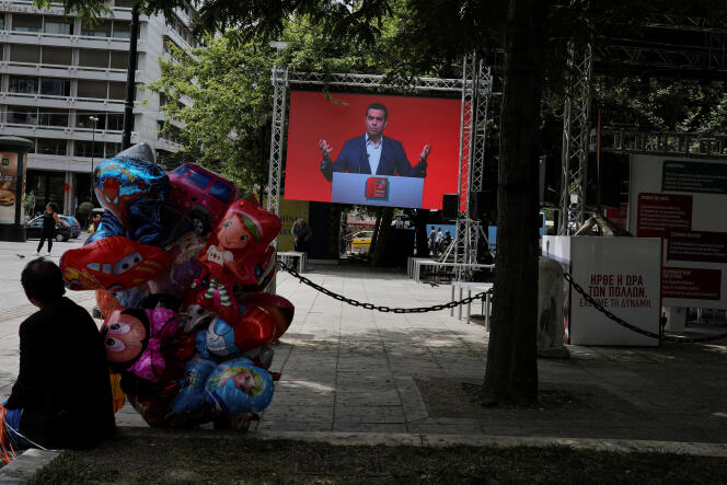 Un discours d’Alexis Tsipras retransmis sur un écran sur une place d’Athènes, le 24 mai.