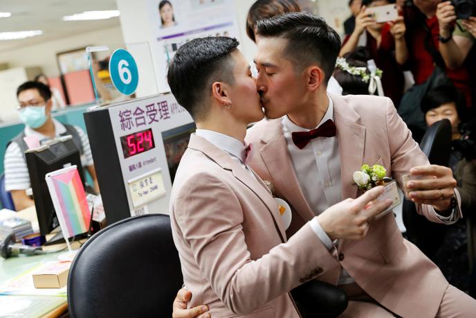 Taiwan Celebre Les Premiers Mariages Homosexuels D Asie