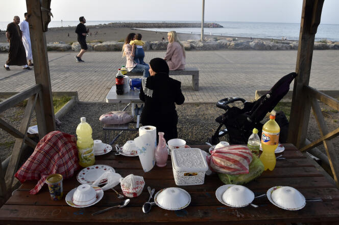 Le front de mer à Alger, où les habitants préparent le repas de rupture du jeûne de ramadan.