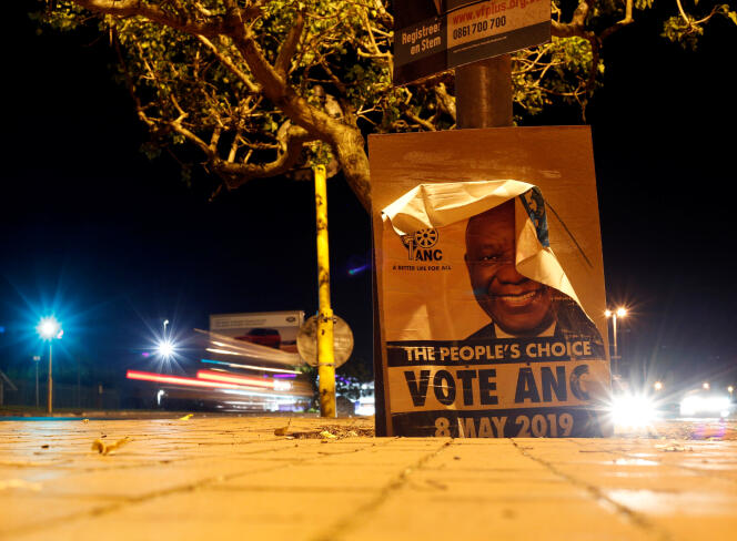 Une affiche de l’ANC pour les élections générales du 8 mai, à Hillcrest, près de Durban, en Afrique du Sud.