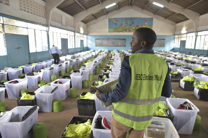 A Nairobi, préparation des bulletins de vote pour la présidentielle kényane du 26 octobre 2017.