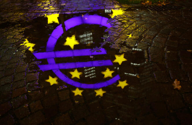 Le symbole de l’euro, devant les anciens bureaux de la BCE, à Francfort (Allemagne), le 20 novembre 2017.