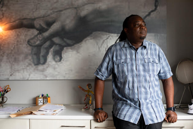Michael Adumua, architecte et designer, est revenu des Etats-Unis il y a dix ans, chassé par la violence de la crise financière. Un choix qu’il ne regrette pas. Ici, le 13 mai 2019 dans son bureau, à Accra.