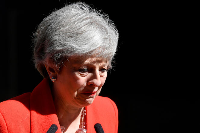 Theresa May annonce avec émotion sa démission devant le 10 Downing Jones, à Londres, le 24 mai.
