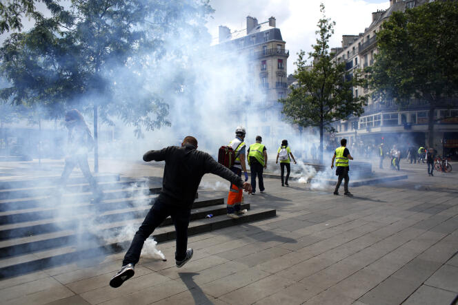 Jets de projectiles et grenades lacrymogènes, sur la place de la République à Paris, 25 mai.