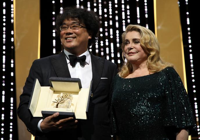 Catherine Deneuve a remis la Palme d’or au cinéaste coréen Bong Joon-ho, pour son film « Parasite », le 25 mai, à Cannes.