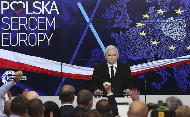 Jaroslaw Kaczynski, chef du parti Droit et justice (PiS), annonce les résultats des élections européennes, et le bon score de sa formation, à Varsovie, le 26 mai.