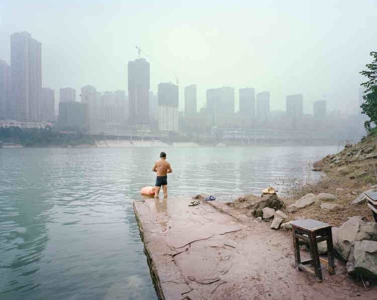 « Tôt le matin, quel que soit le temps, des baigneurs nagent dans la rivière Jialing, dans un rituel sportif quotidien. Ce jour-là, la température mesurée de l’eau était de 12 degrés et celle de l’air de 4 degrés. »
