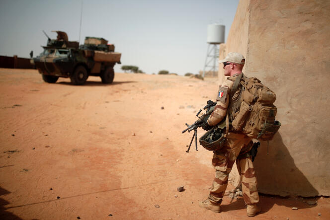Un soldat français patrouille à Tin Hama, au Mali, le 19 octobre.