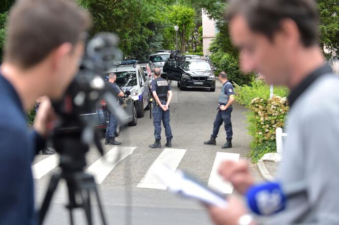 Des enquêteurs à Oullins (Rhône), le 27 mai, près du domicile du suspect interpellé plus tôt dans la journée