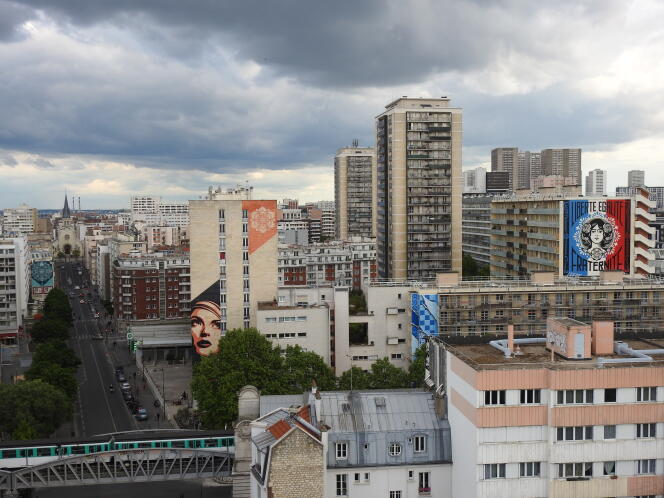 Vue sur les fresques des artistes Shepard Fairey (« Delicate Balance » ; « Rise above Rebel » ; « Liberté, Egalité, Fraternité »), Add Fuel (« Envolvente ») et Invader (« PA_240 »), dans le 13e arrondissement de Paris.