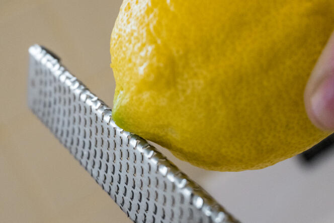 La Microplane peut même atteindre le zeste sur la pointe du citron.