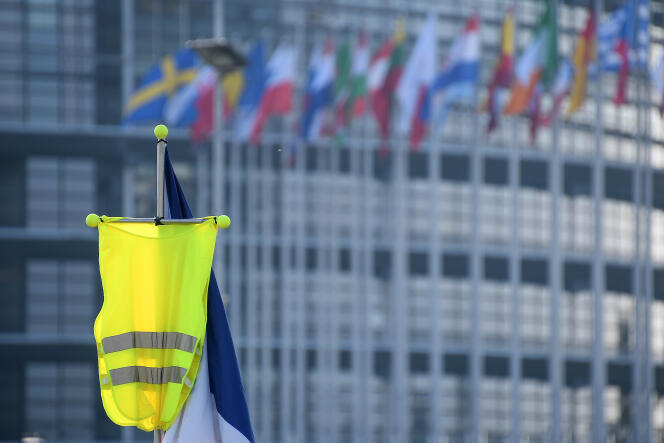 Un gilet jaune brandi devant le Parlement européen de Strasbourg (Bas-Rhin), le 2 février.