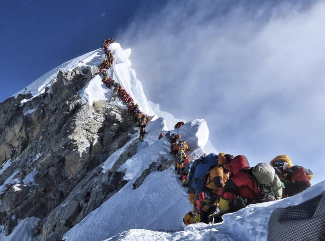 File de grimpeurs sur le chemin du sommet de l’Everest, en mai 2019.