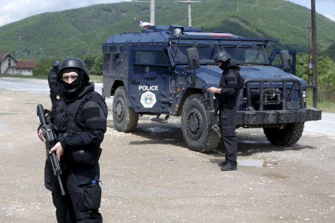 Des membres de l’unité spéciale de la police du Kosovo, près du village de Cabra, Kosovo, le 28 mai 2018.