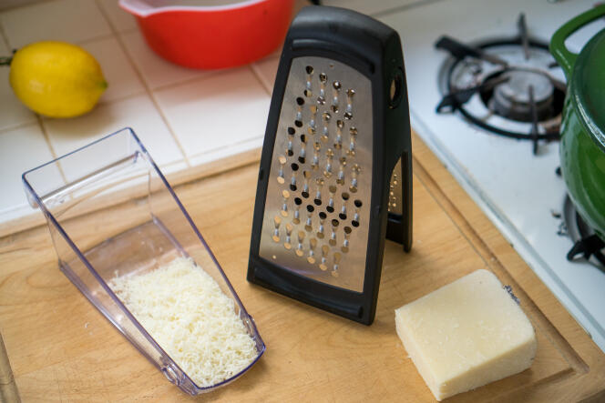 Râpe à fromage rotative Râpe à fromage manuelle avec tambour en acier  inoxydable pour râper le fromage dur Chocolat Noix Outil de cuisine (Blanc)  