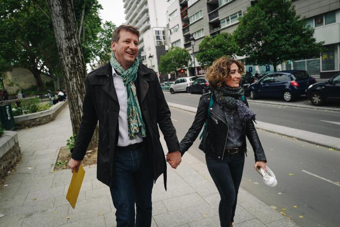 Yannick Jadot et sa compagne, Isabelle Saporta, arrivent au Hang'art, dans le 19e arrondissement de Paris, avant l'annonce des résultats pour la soirée électorale du groupe Europe Ecologie-Les Verts le dimanche 26 mai 2019.
