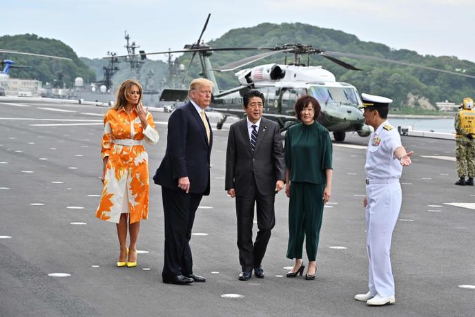 Le président des États-Unis, Donald Trump, et son épouse Melania, ainsi que le Premier ministre japonais Shinzo Abe et son épouse, arrivent le 28 mai 2019 à bord du porte-hélicoptère DDH-184 Kaga à la base militaire de Yokosuka, au Japon.