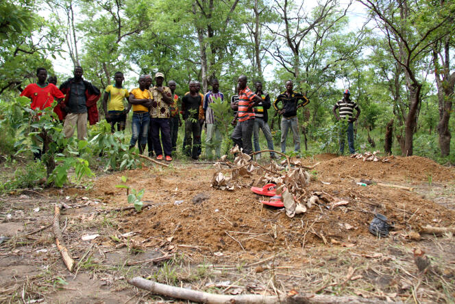 A Koundjili, on a déposé des objets usuels des défunts, comme une paire de chaussures, sur les tombes des victimes du massacre.