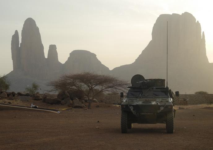Un véhicule blindé de la force « Barkhane » antidjihadiste française, près des monts Hombori, dans le centre du Mali, en mars 2019.
