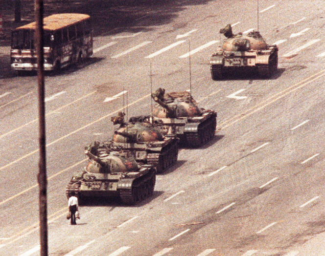 Un homme, seul, face à une ligne de chars, canons pointés en sa direction, le 5 juin 1989, près de la place Tiananmen à Pékin, en Chine.