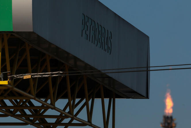 Logo Petrobras, dans une raffinerie à Canoas, au Brésil, le 2 mai.