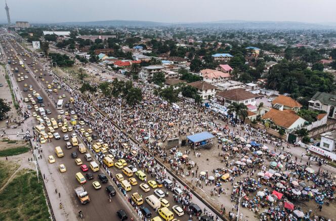 Une foule est rassemblée devant le siège de l’UDPS, dans le quartier de Limete, à Kinshasa, le 30 mai, attendant le retour des restes de l’ancien premier ministre Etienne Tshisekedi.