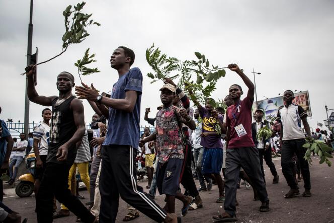 Les partisans de l’ex-leader de l’opposition congolaise Etienne Tshisekedi, près de l’aéroport de Kinshasa, le 30 mai