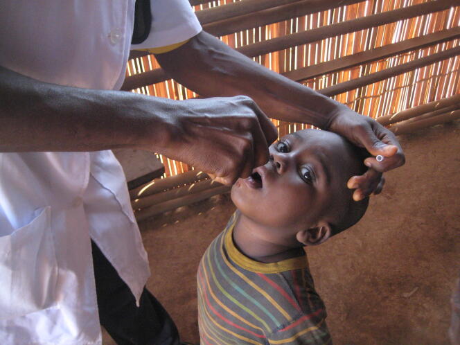Un enfant est vacciné contre la polio dans la région camerounaise du Nord-Ouest, en février 2015.