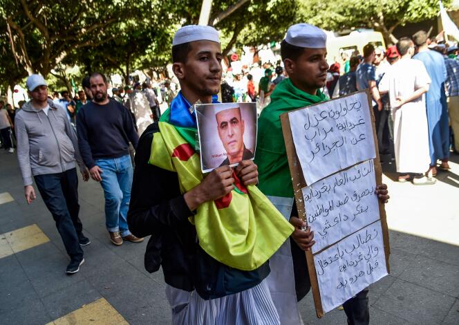 Des manifestants brandissent des portraits de Kamel Eddine Fekhar à Alger, vendredi 31 mai.