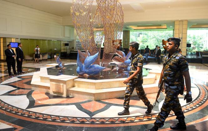A Colombo, le 1er mai 2019, des soldats sri-lankais dans le hall du Cinnamon Grand Hotel, l’un des trois à avoir été touchés par les attentats du 21 avril ayant fait 257 morts dans le pays.