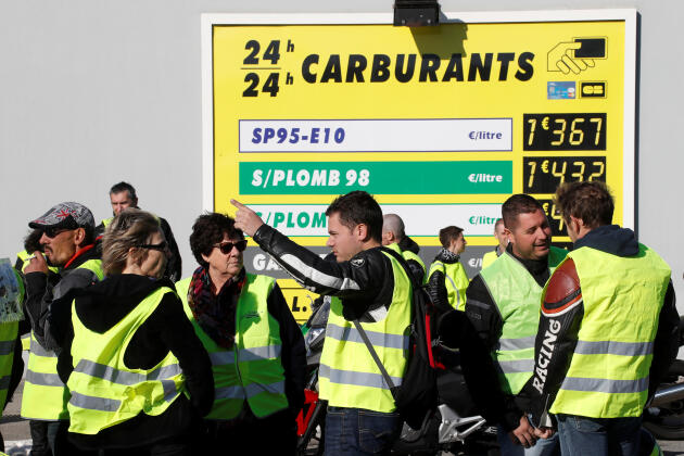 Manifestation de « gilets jaunes » contre la hausse du prix de l’essence devant une station-service à Antibes (Alpes-Maritimes), le 17 novembre 2018.