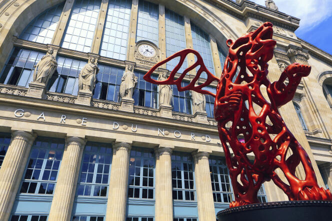 « Angel Bear », oeuvre de l’artiste Richard Texier, devant la gare du Nord, à Paris.