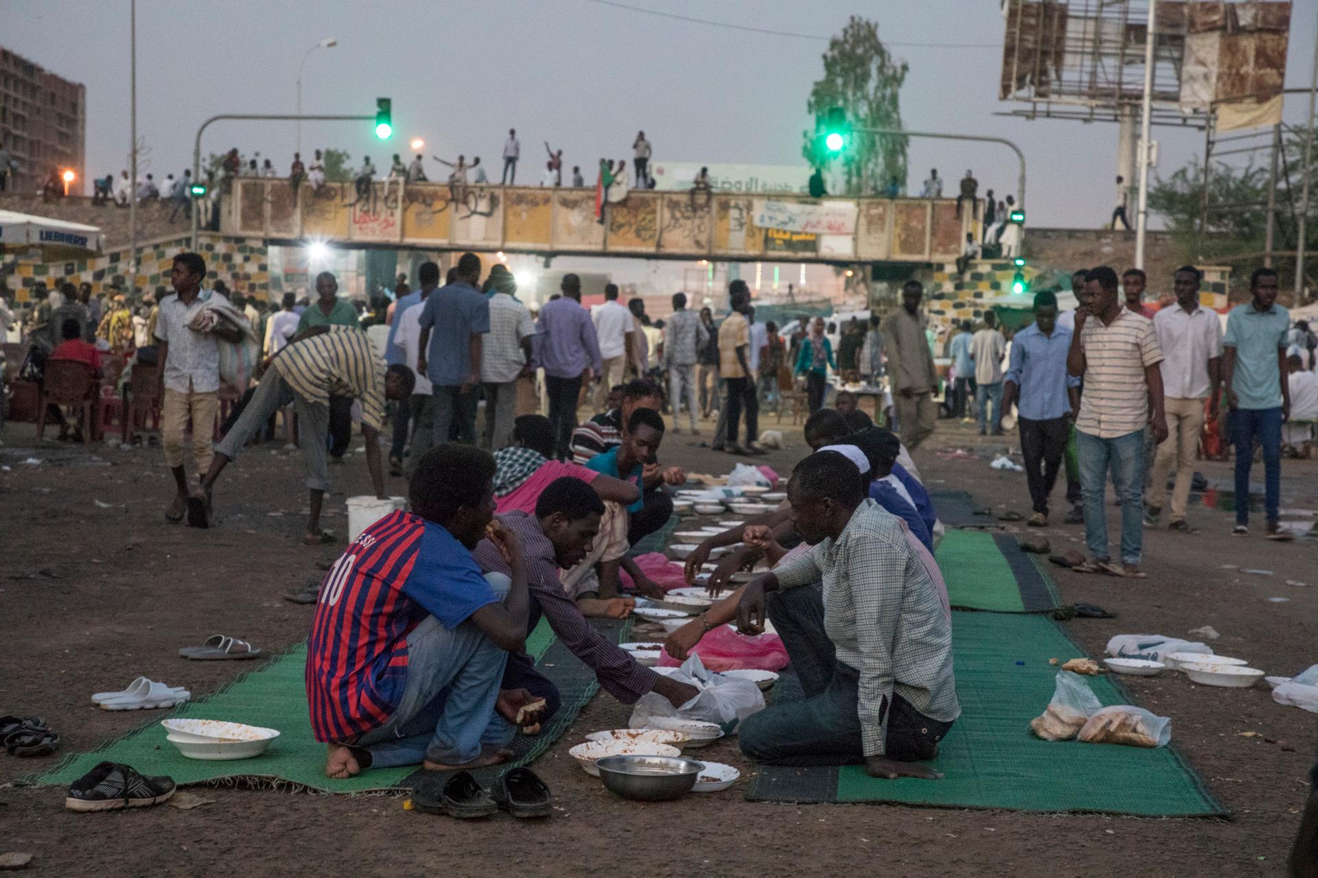 La veille, après deux jours de grève, les manifestants continuaient d’occuper le sit-in aux abords du quartier général de l’armée.