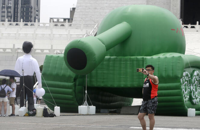 Une sculpture gonflable symbolise l’intervention des chars contre les manifestants pro-démocratie sur la place de Tiananmen, à Taipei, le 1er juin.
