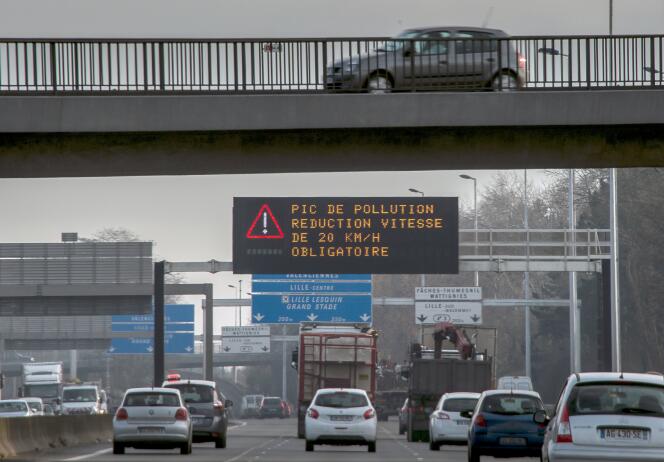 Des messages sur le périphérique de Lille demandent aux automobilistes de réduire leur vitesse en raison de la pollution, le 8 décembre 2016.