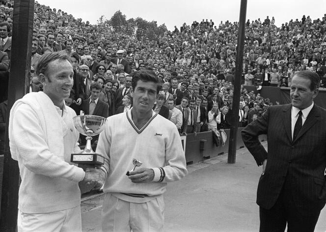 Rod Laver (à gauche), le 7 juin 1969 après sa victoire à Roland-Garros contre l’Australien Ken Rosewall.