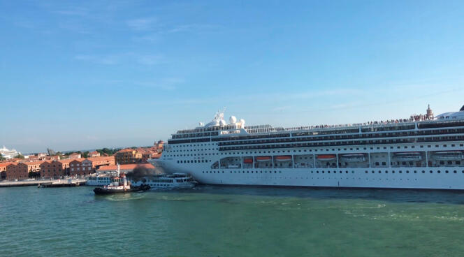 Le paquebot MSC Opera a dérivé sur plus de 500 mètres dans le canal de la Giudecca à Venise et a éperonné un bateau touristique, le 2  juin.