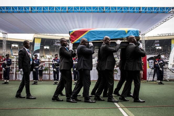 Des porteurs transportent le cercueil d’Etienne Tshisekedi au Stade des Matyrs, à Kinshasa, le 31 mai.