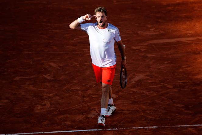 Au 4ᵉ tour de Roland-Garros 2019, le Suisse Stan Wawrinka célèbre sa victoire en cinq sets contre le Grec Stefanos Tsitsipas, le 2 juin 2019.