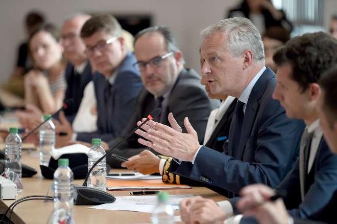 Le ministre de l’économie, Bruno Le Maire, lors d’une réunion avec des représentants du personnel de General Electric à Belfort, le 3 juin.