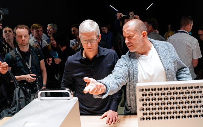 Le patron d’Apple, Tim Cook et le designer de la marque à la pomme, Jonathan Ive (à droite), lors de la conférence des développeurs de l’entreprise américaine, à San José, en Californie, le 3 juin.