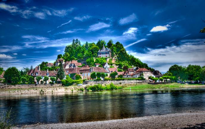 Limeuil et sa plage, au confluent de la Dordogne et de la Vézère.